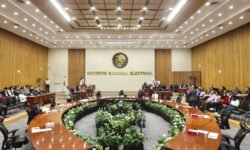 Sheinbaum cuestiona los 42,000 mdp de presupuesto que pide el INE para 2027
