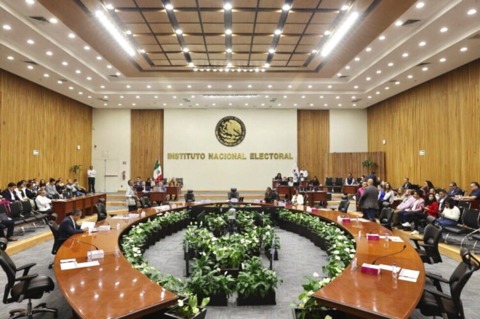 Sheinbaum cuestiona los 42,000 mdp de presupuesto que pide el INE para 2027