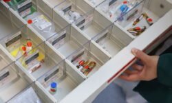 Desabasto de medicinas: inhabilitan a funcionarios de Salud que permitieron que caducaran medicamentos