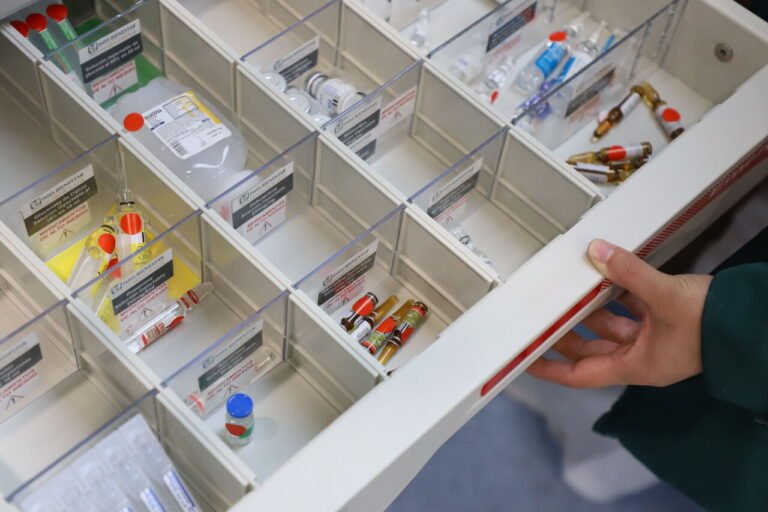 Desabasto de medicinas: inhabilitan a funcionarios de Salud que permitieron que caducaran medicamentos