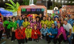 Participantes frente a la muestra del Estado de México en el Janal Pixán de Calderitas.