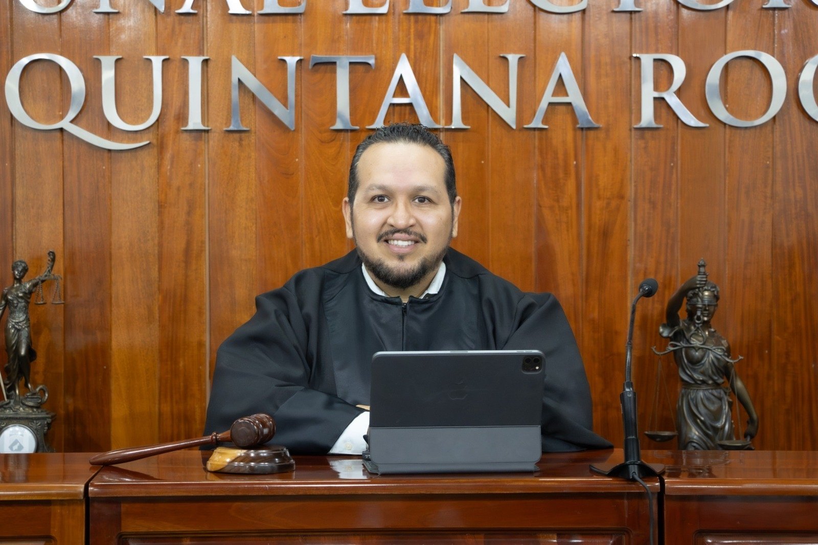 Magistrado en la sala del Tribunal Electoral de Quintana Roo.