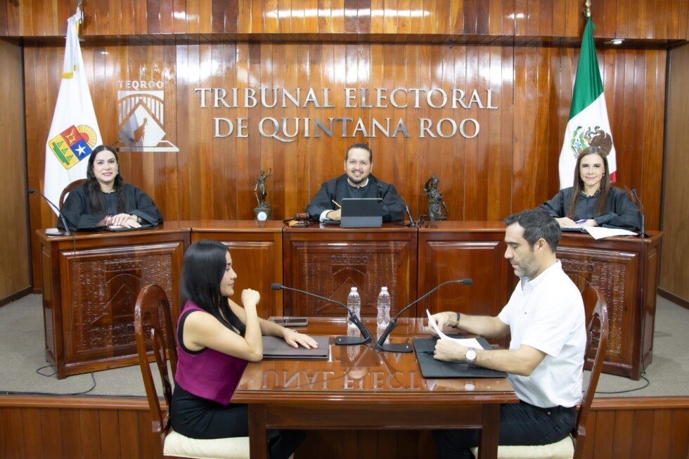 Integrantes del Pleno y personal en la sala del Tribunal Electoral de Quintana Roo.