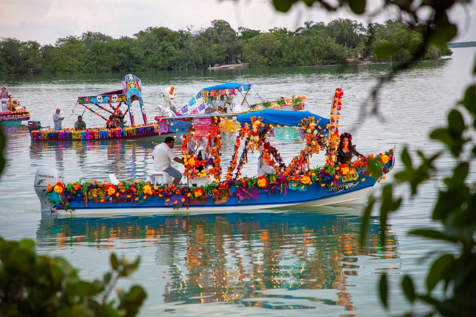 Embarcaciones decoradas para la celebración del Janal Pixán en Calderitas.