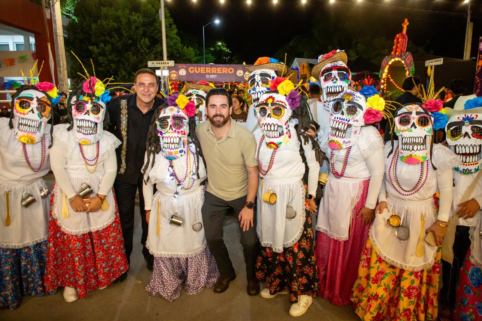 Participantes con indumentaria de Día de Muertos en el festival de Calderitas.