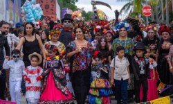 Familias y participantes con vestimenta de catrinas durante el Janal Pixán 2026 en Calderitas.