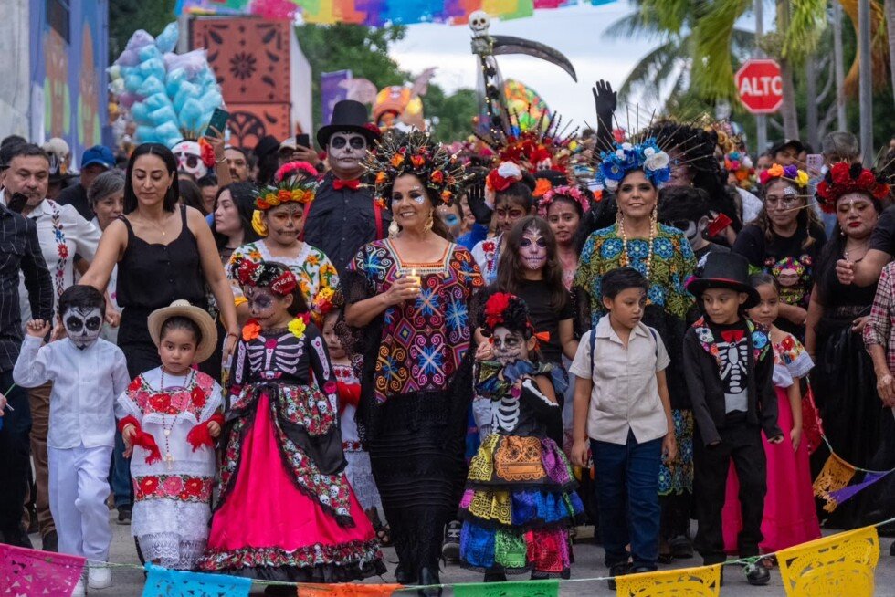 Familias y participantes con vestimenta de catrinas durante el Janal Pixán 2026 en Calderitas.