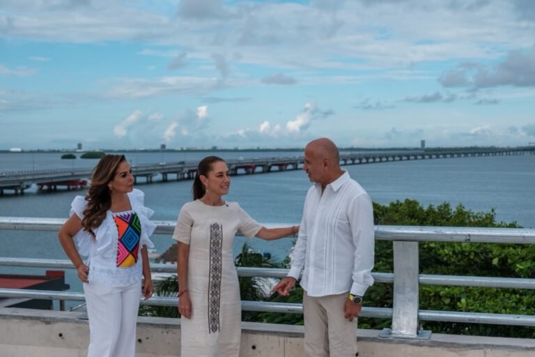 Sheinbaum y Mara Lezama supervisan Distribuidor Vial Kukulcán en Cancún; obra costará 484 millones de pesos