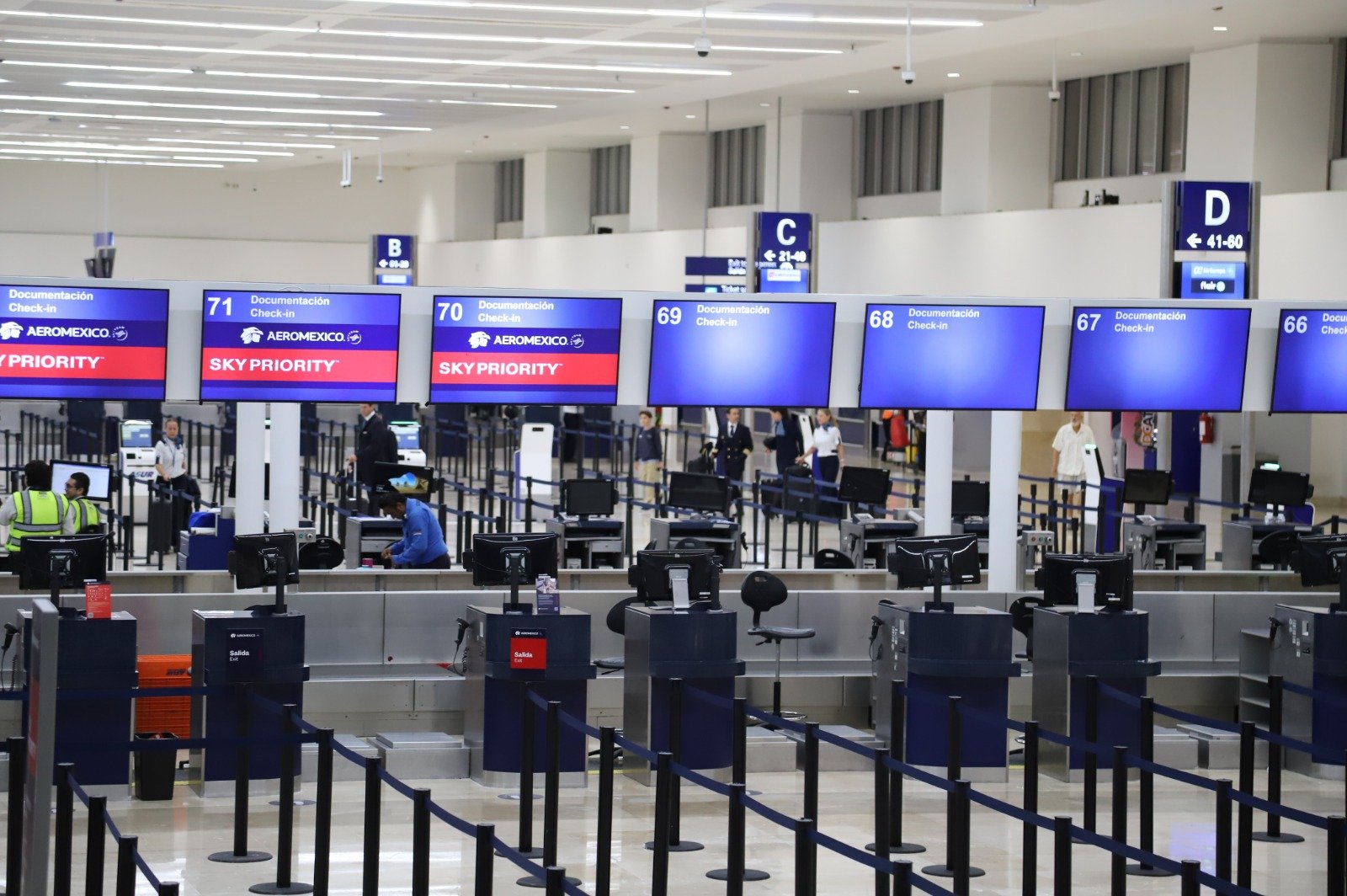 Mostradores de documentación de Aeroméxico en la terminal aeroportuaria.