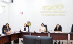Integrantes del Consejo General del IEQROO reunidos en la sala de sesiones.
