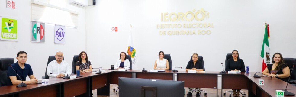 Integrantes del Consejo General del IEQROO reunidos en la sala de sesiones.