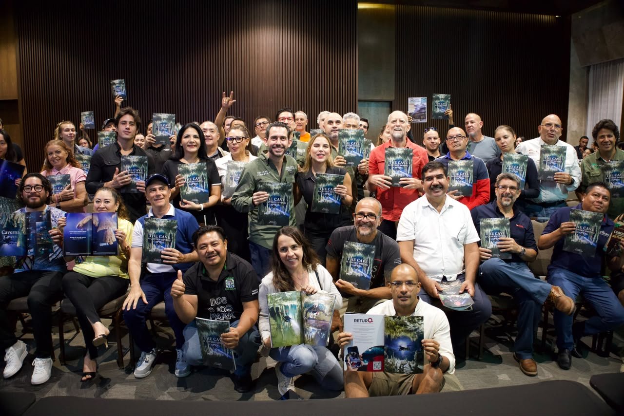 Asistentes con ejemplares de la guía durante la presentación.