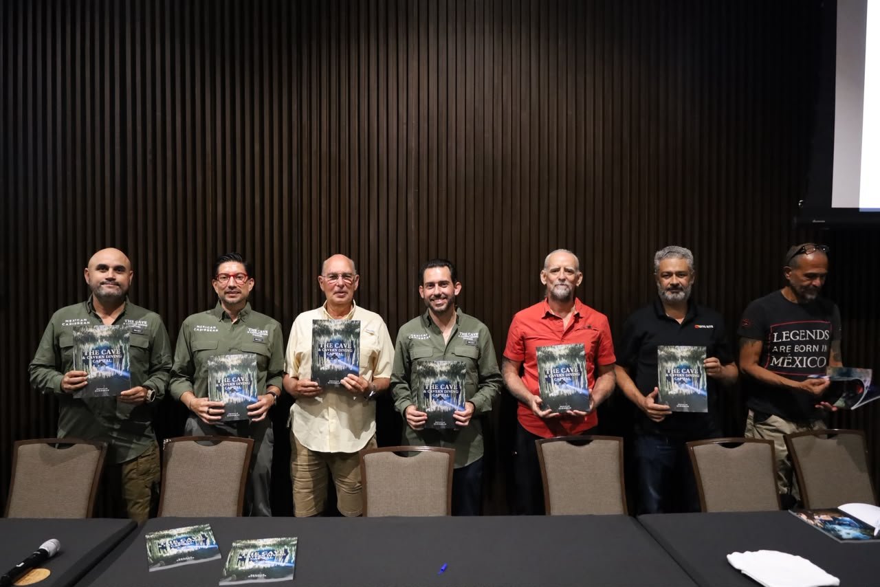 Participantes muestran ejemplares de la Guía de Cuevas y Cavernas.