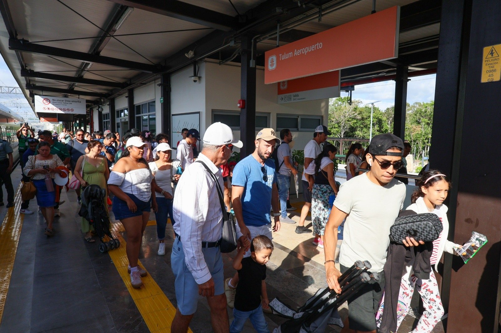 Pasajeros en el andén de la estación Tulum Aeropuerto del Tren Maya.