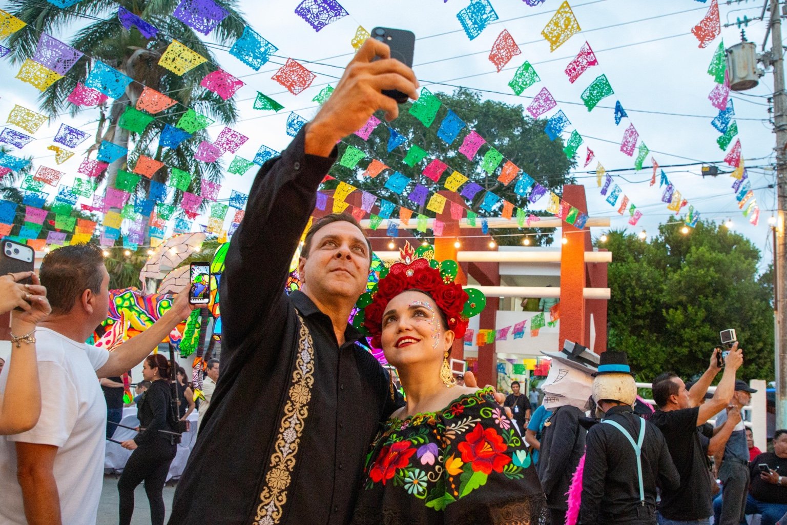 Visitantes se toman una fotografía entre la decoración del festival.