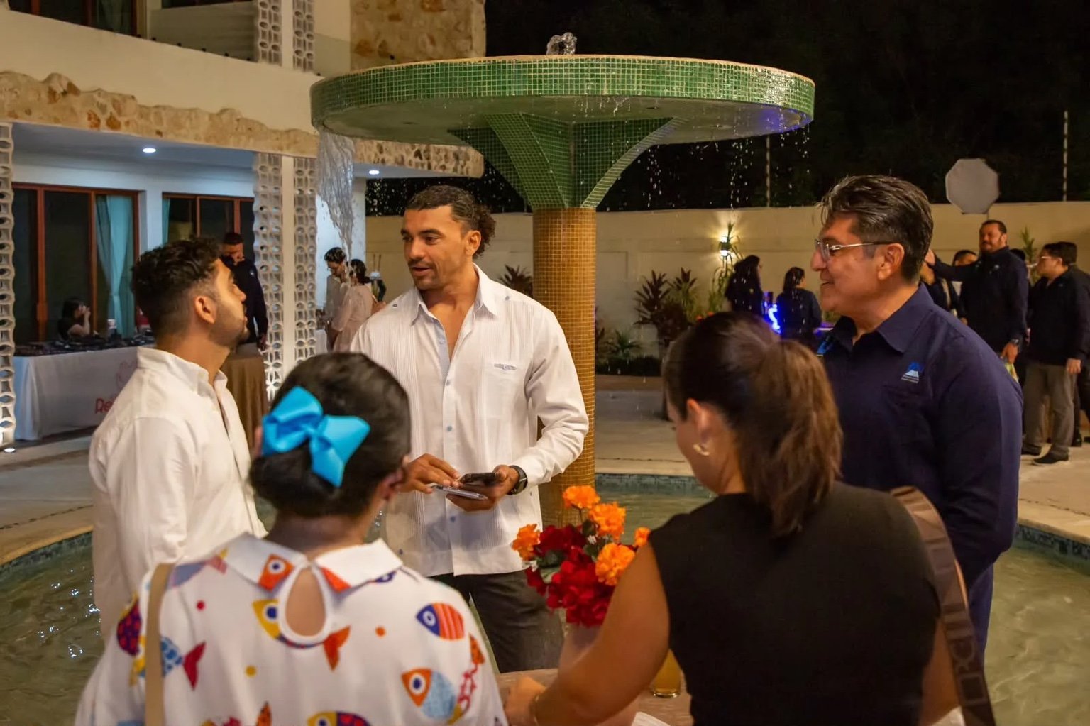 Intercambio entre participantes del encuentro empresarial en Chetumal.