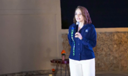 Adrienne Díaz Villanueva dirige un mensaje durante Global Connect Networking de CANACO Chetumal–Tulum.