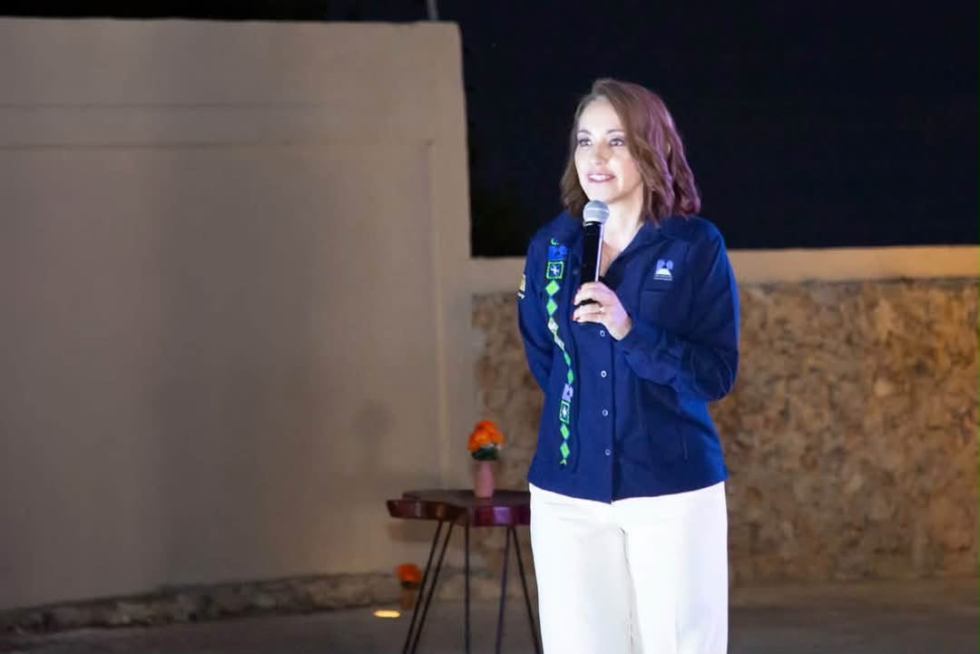Adrienne Díaz Villanueva dirige un mensaje durante Global Connect Networking de CANACO Chetumal–Tulum.