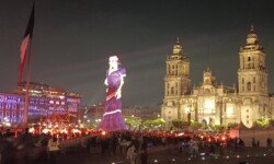 Catrina monumental de vestido morado junto a la Catedral Metropolitana en el Zócalo, iluminada de noche el 29 de octubre de 2026.