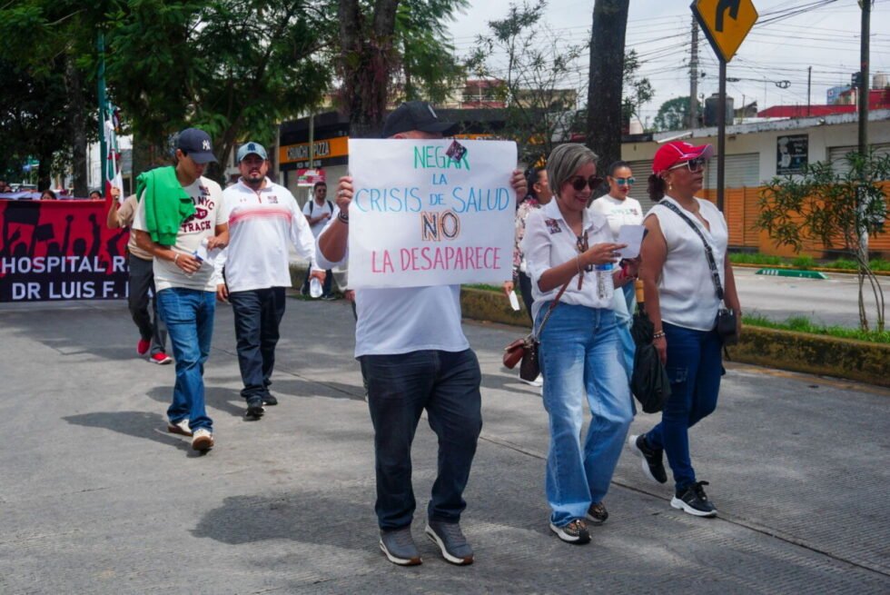 Trabajadores de IMSS Bienestar se unen a protestas; exigen el pago de prestaciones y mejores condiciones laborales
