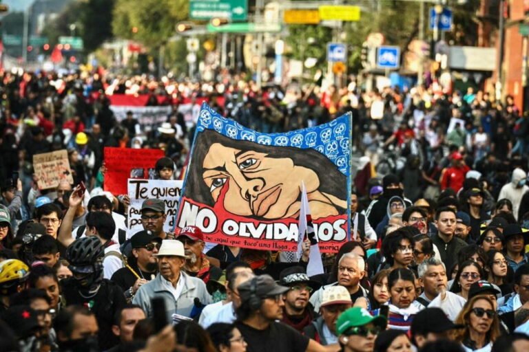 Marcha del 2 de octubre arranca en CDMX; se registra confrontación en Metro Tlatelolco