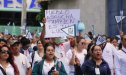 Trabajadores del IMSS protestan en siete estados en demanda de aumento salarial