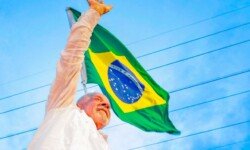 Fotografía de archivo de Luiz Inácio Lula da Silva junto a una bandera de Brasil.