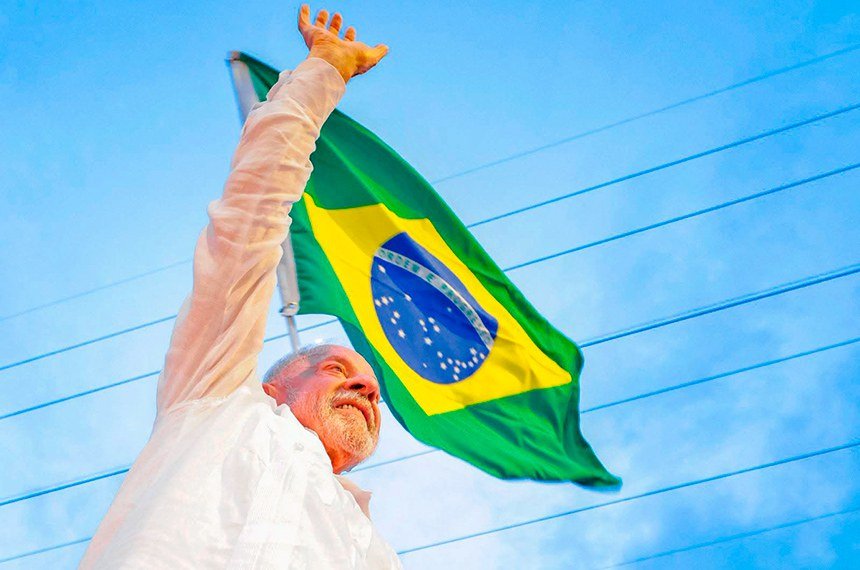Fotografía de archivo de Luiz Inácio Lula da Silva junto a una bandera de Brasil.